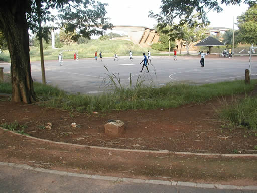 Construction d'un terrain couvert à Abidjan